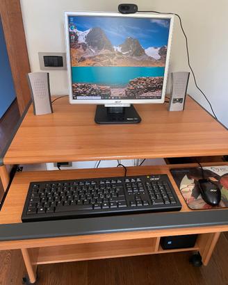 PC completo con monitor, tastiera, mouse e webcam