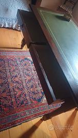 Antico scrittoio in mogano con piano in pelle