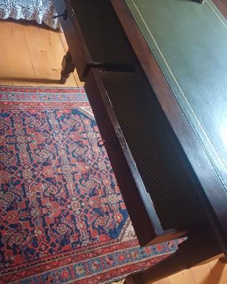 Antico scrittoio in mogano con piano in pelle