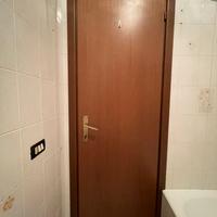 Porta a battente 60cm color noce con telaio