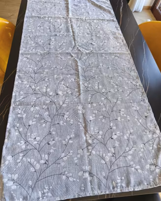 Tenda grigia con motivo floreale a rami fioriti