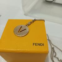 collana fendi lettera V