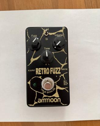 Pedali: fuzz, chorus, delay, distorto