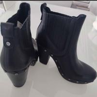 Stivaletti UGG neri con tacco