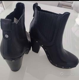 Stivaletti UGG neri con tacco