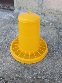 Nido galline e mangiatoia polli