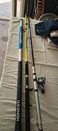 due canne da pesca e manico per guadino