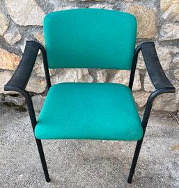 Sedia imbottita verde robusta e ben tenuta