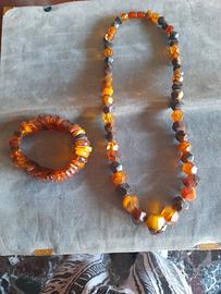 Collana in ambra grezza con bracciale.