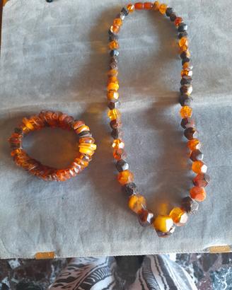 Collana in ambra grezza con bracciale.