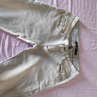 Jeans sbiaditi con borchie sulle tasche