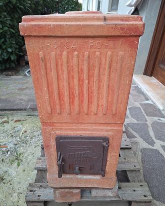 Stufa in terracotta antica