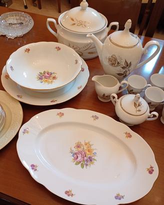 Servizi di tazze e piatti