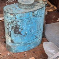 pompa a spalle in rame di un tempo