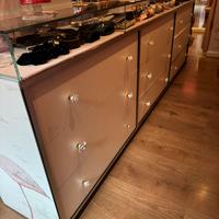 Mobile contenitore ed espositore per negozio