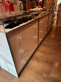 Mobile contenitore ed espositore per negozio