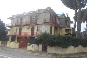 3 LOCALI A COMACCHIO