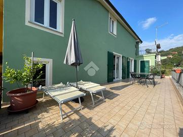 VILLA A SCHIERA A NOLI