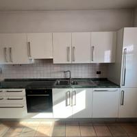 Cucina lineare con elettrodomestici