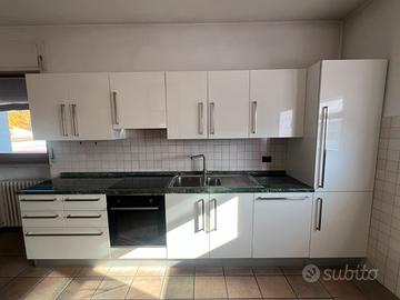 Cucina lineare con elettrodomestici