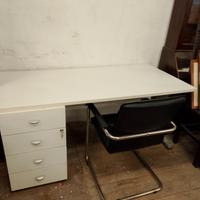 Scrivania da ufficio con sedia di pelle 