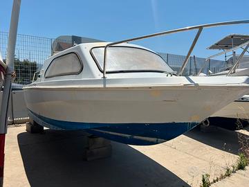 Motoscafo semicabinato