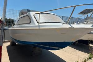 Motoscafo semicabinato