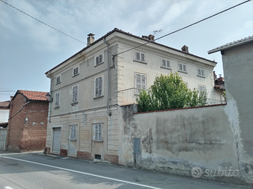 Casa Liberty da ristrutturare con giardinetto