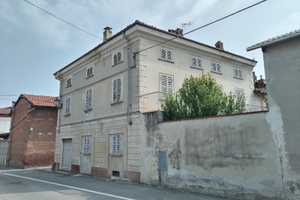 Casa Liberty da ristrutturare con giardinetto