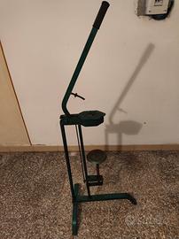 Macchinetta per chiusura bottiglie .