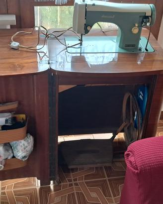 Mobile vintage con macchina da cucire 
