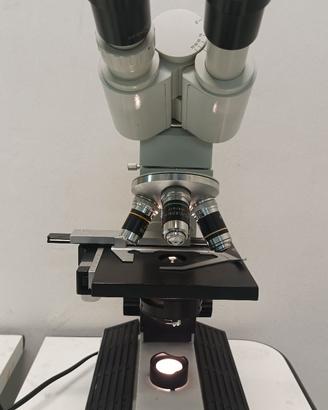 Microscopio binoculare