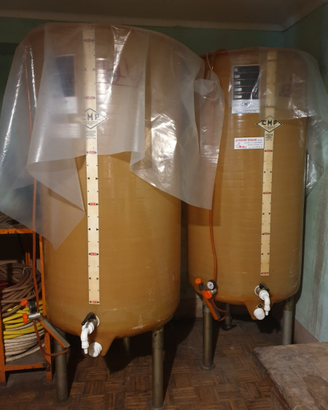 2 Serbatoi per vino in vetroresina 600 litri