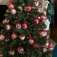 Albero di natale con luci rosse e oro