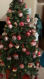 Albero di natale con luci rosse e oro