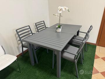 Tavolo e sedie in alluminio da giardino