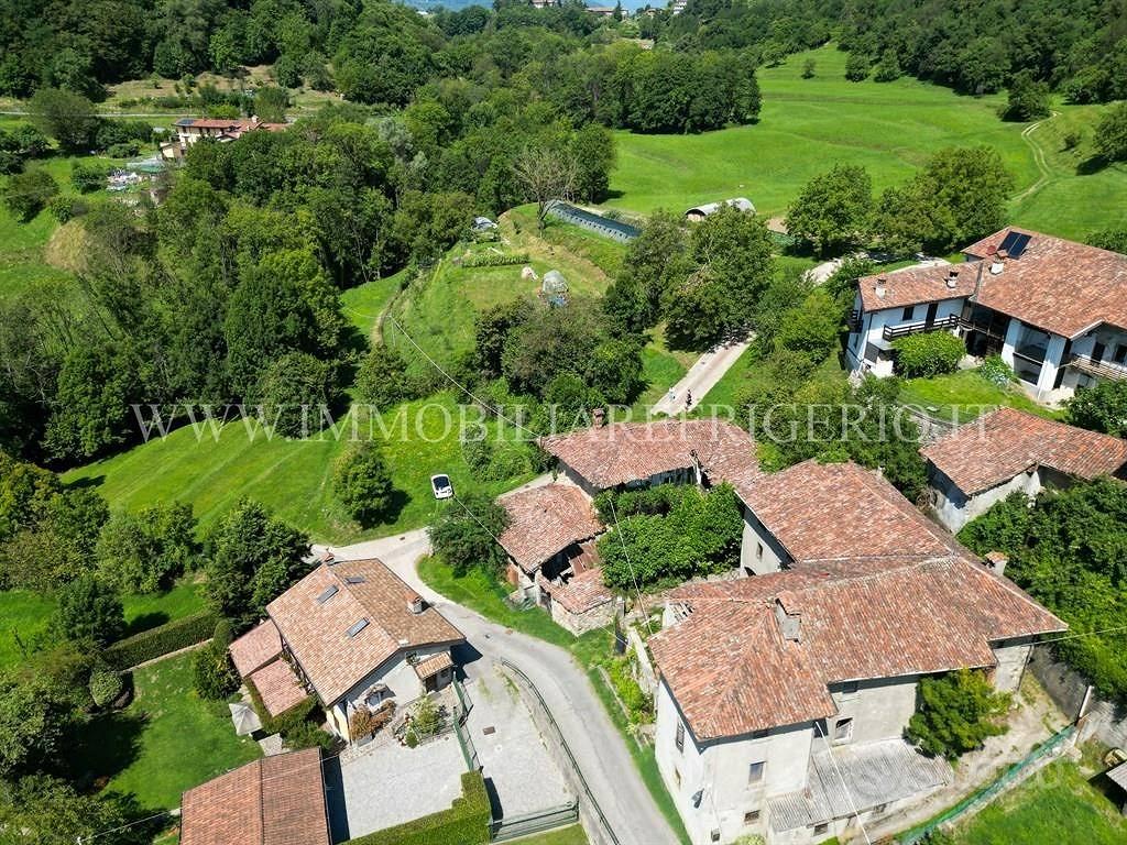 Rustico / Casale di 240 m² con 4 locali a Cisano B - Altro