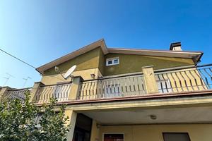 Bifamiliare con corte e garage