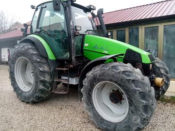 escavatore e trattore agricolo 