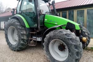 escavatore e trattore agricolo 