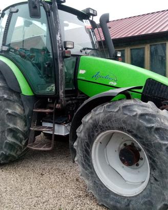 escavatore e trattore agricolo 