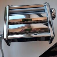 Macchina per tirare la pasta con motore 