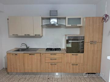 Cucina lineare con elettrodomestici