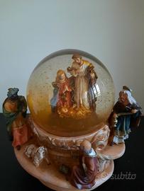 Palla di vetro con presepio
