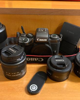 Canon EOS M5 completa di obiettivi e accessori