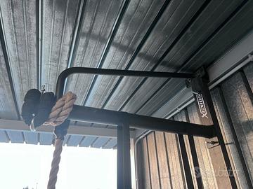 Sbarra e supporto per anelli e corda