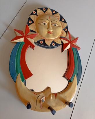 Specchio di legno sagomato decorato artigianale