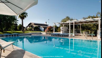 Villa di Lusso con Piscina a Sfioro e Jacuzzi