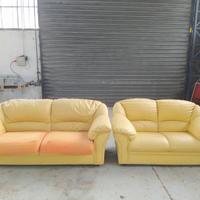 divano in pelle 2 posti ( a destra nella foto)