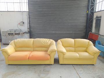 divano in pelle 2 posti ( a destra nella foto)